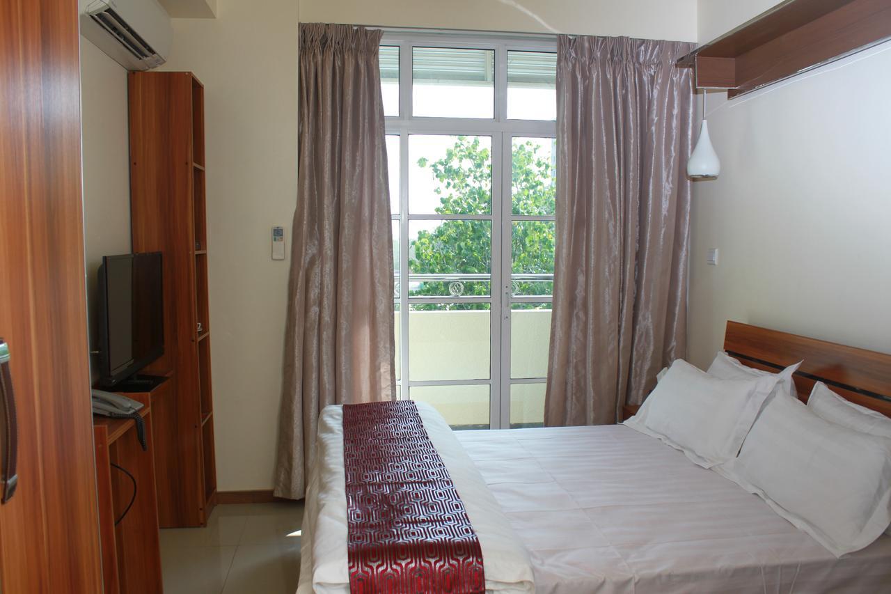 Отель Surfview Raalhugandu Мале Экстерьер фото